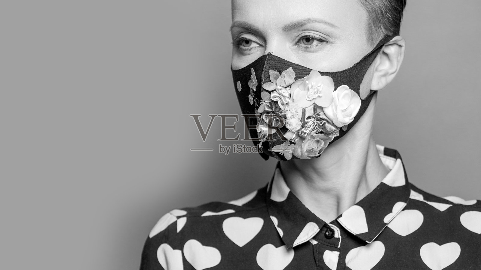 时尚女性戴着防护面具照片摄影图片