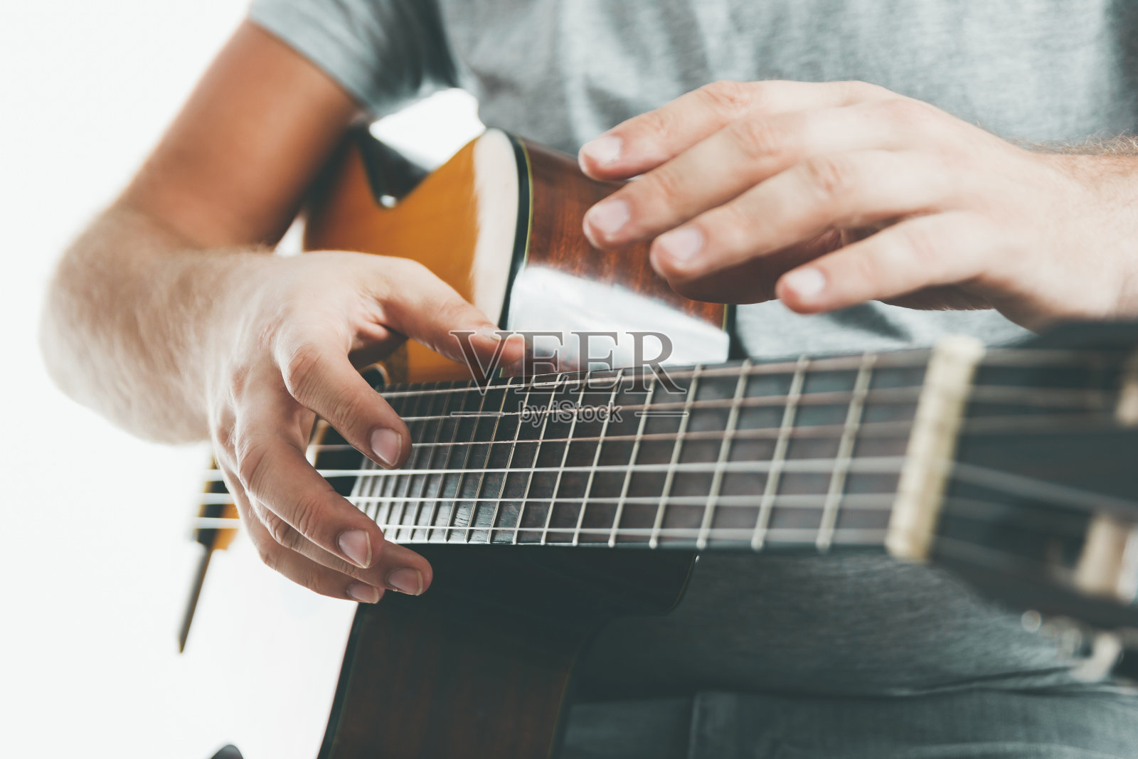 一个吉他手在一个不寻常的技巧演奏古典吉他的手的特写照片摄影图片