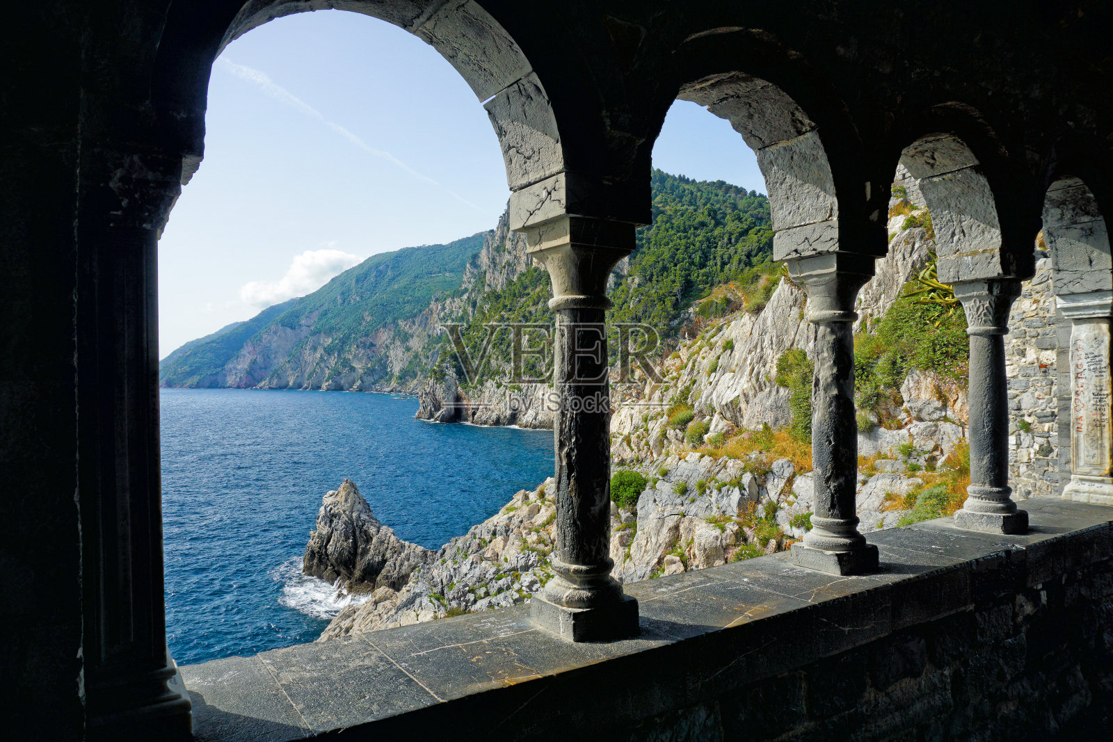 在波托维内勒的圣彼得教堂照片摄影图片