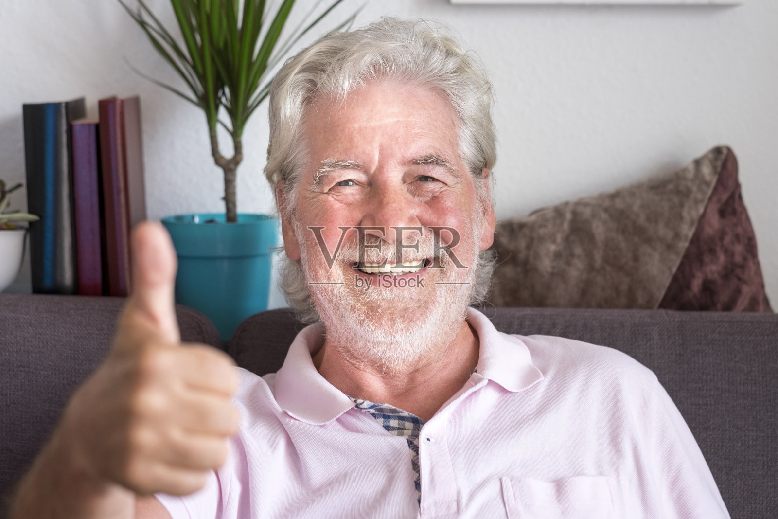 肖像有吸引力的大胡子老人与白发坐在家里的沙发上看相机制作ok手势与手-信息的概念远的人照片摄影图片