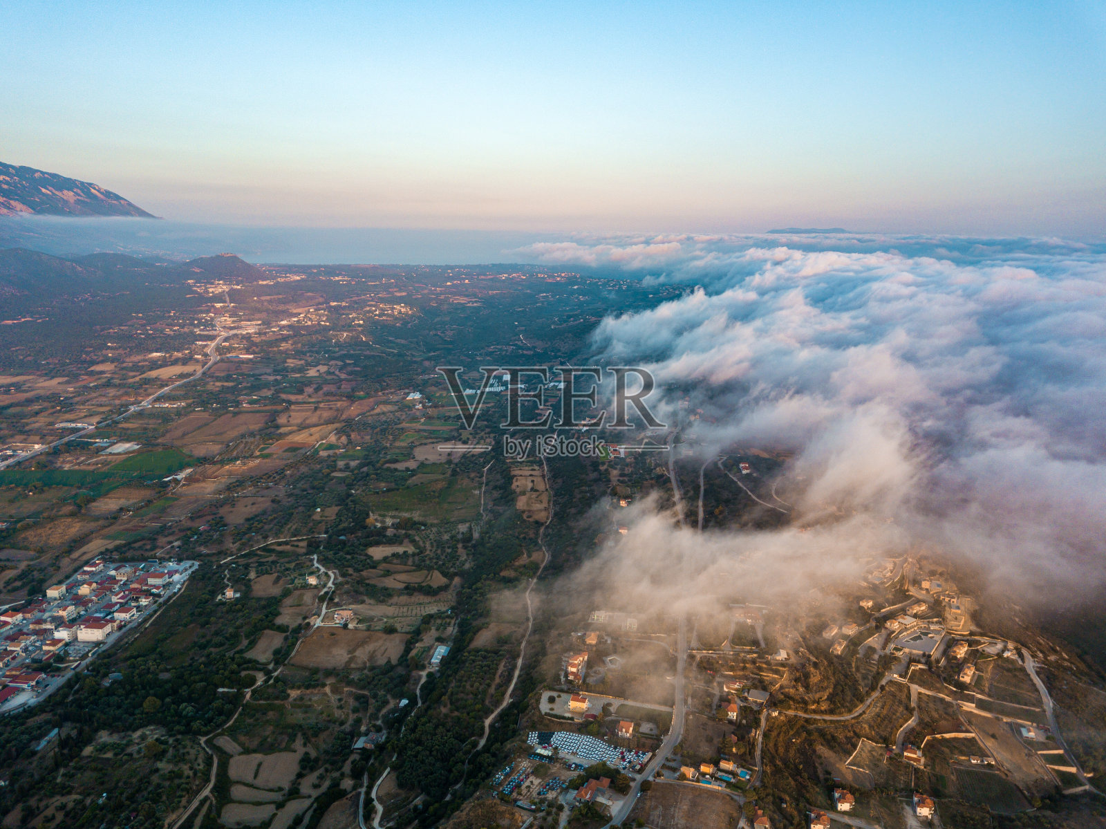 在凯法洛尼亚的Argostoli的云层上飞行照片摄影图片