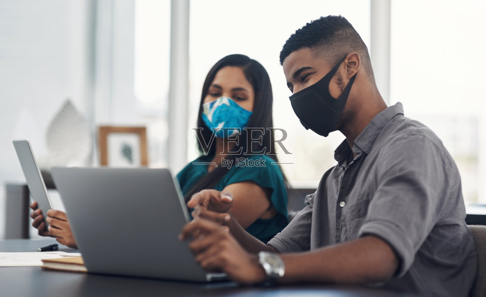 尽他们所能维持生意照片摄影图片