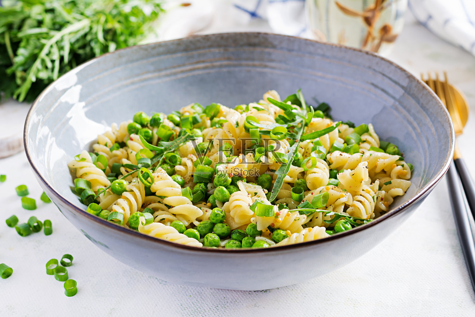 素食沙拉。绿豌豆和洋葱意大利面。意大利菜。照片摄影图片