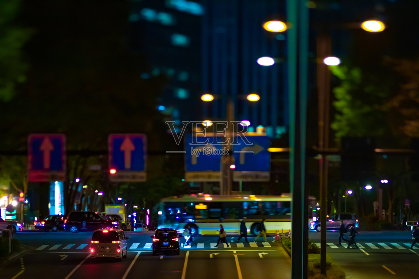 新宿一条夜间微型城市街道倾斜照片摄影图片