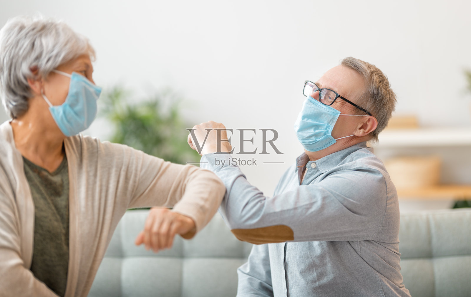 老年夫妇问候碰撞肘照片摄影图片