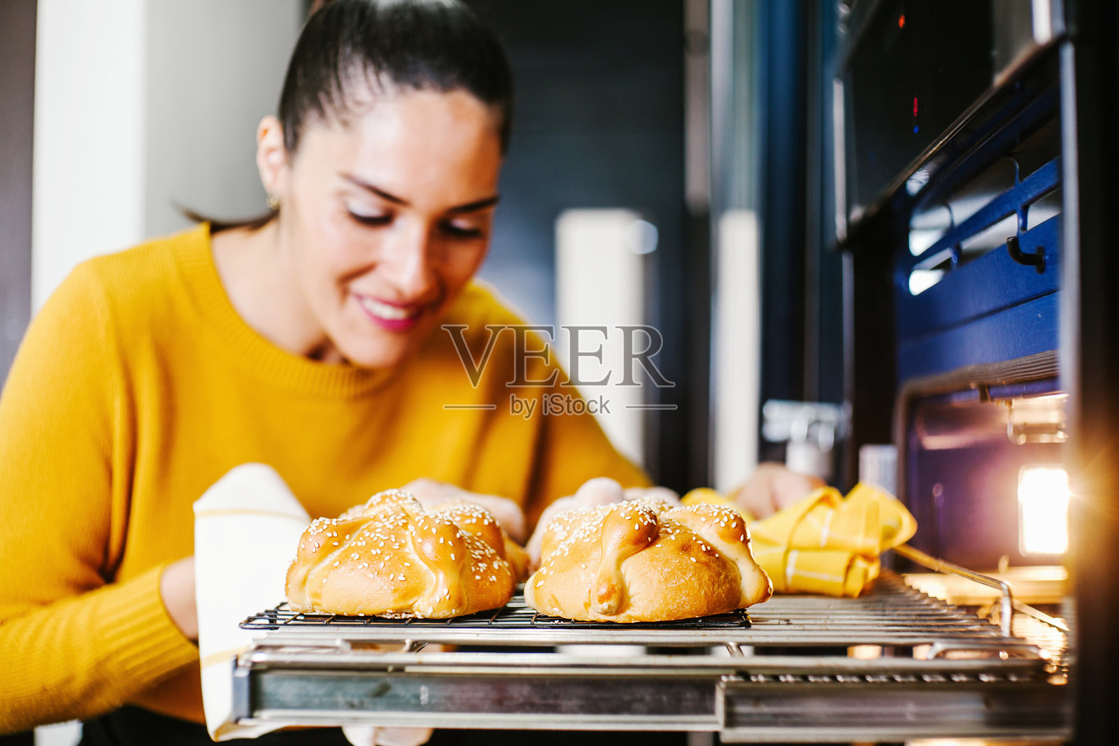 一名墨西哥妇女在为亡者做传统面包照片摄影图片
