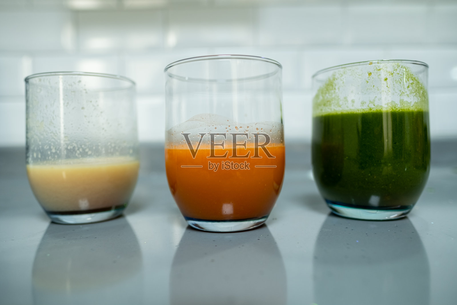 厨房柜台上的健康排毒饮料照片摄影图片