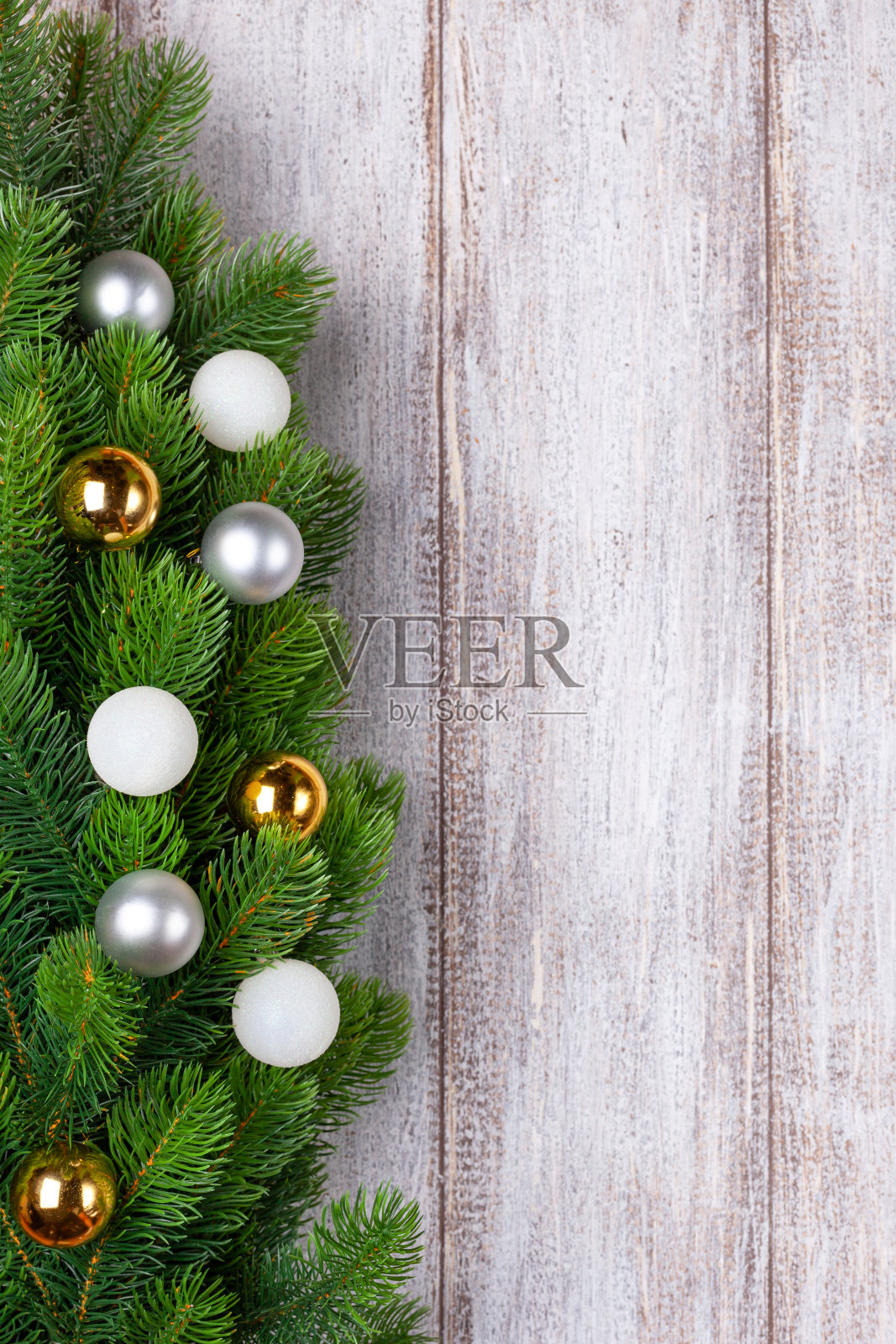 用银球、金球和白球装饰的圣诞树树枝照片摄影图片