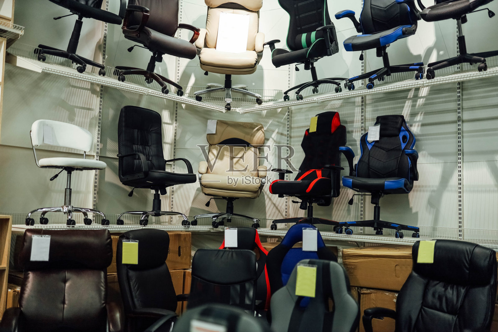 办公室工作用的皮椅。办公室家具店照片摄影图片