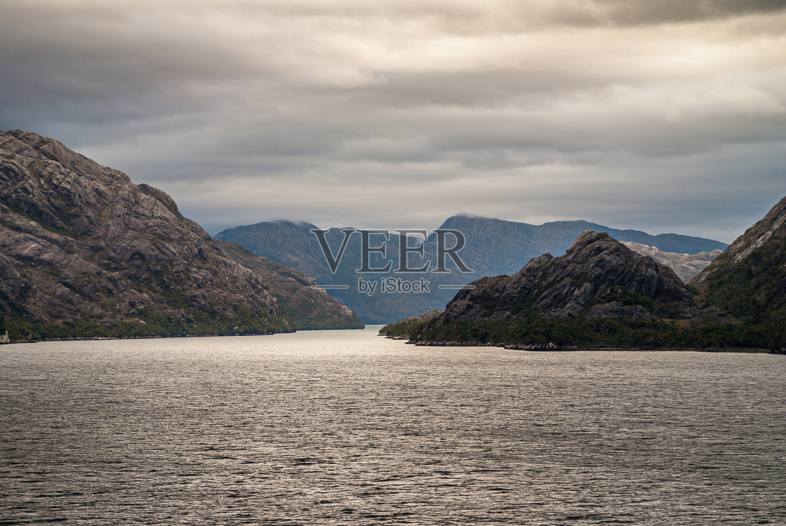 侧臂上方的云景进入更宽的萨米恩托海峡,智利。照片摄影图片