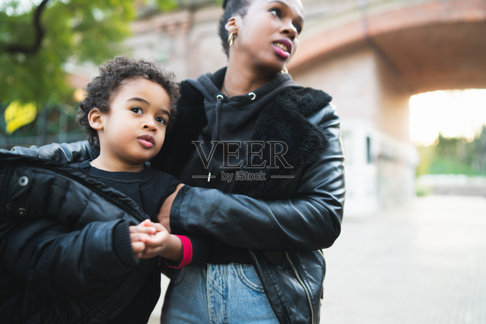 非裔美国母亲和他的儿子。照片摄影图片