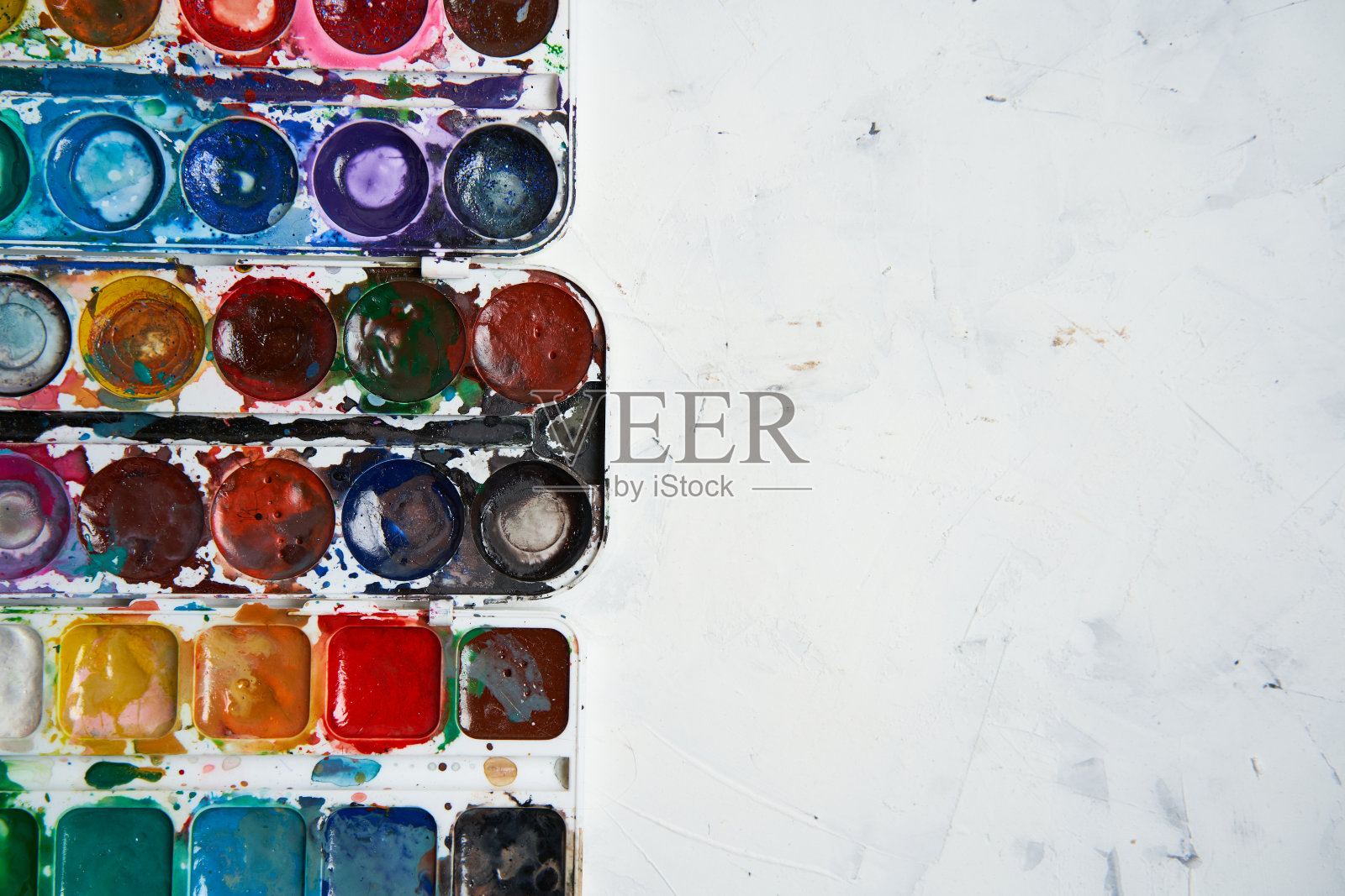 一套水彩颜料在白色的背景。刷图。创造性的背景。绘画教学学校。照片摄影图片