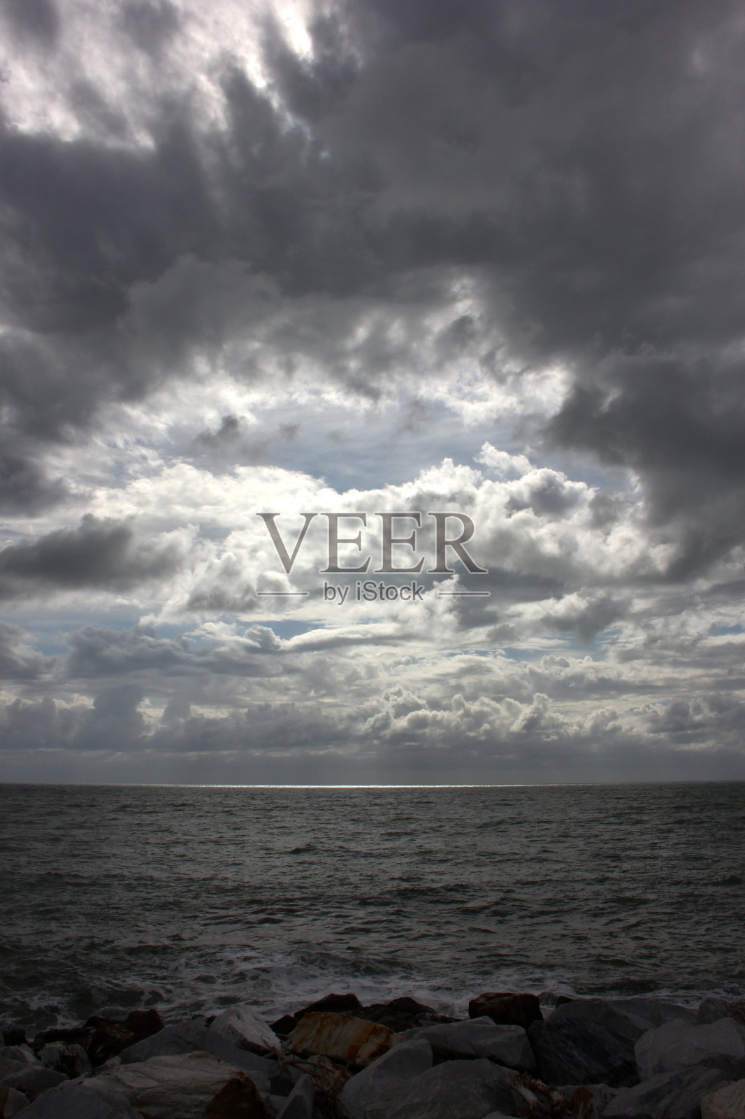 冲浪在Marina di caarara,托斯卡纳,意大利科罗纳时代照片摄影图片