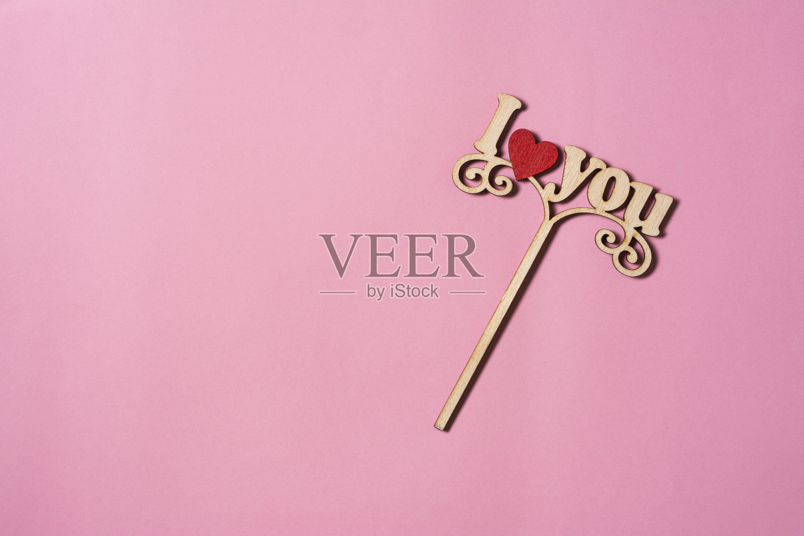 我爱你的签名在粉红色的背景上。情人节的背景照片摄影图片