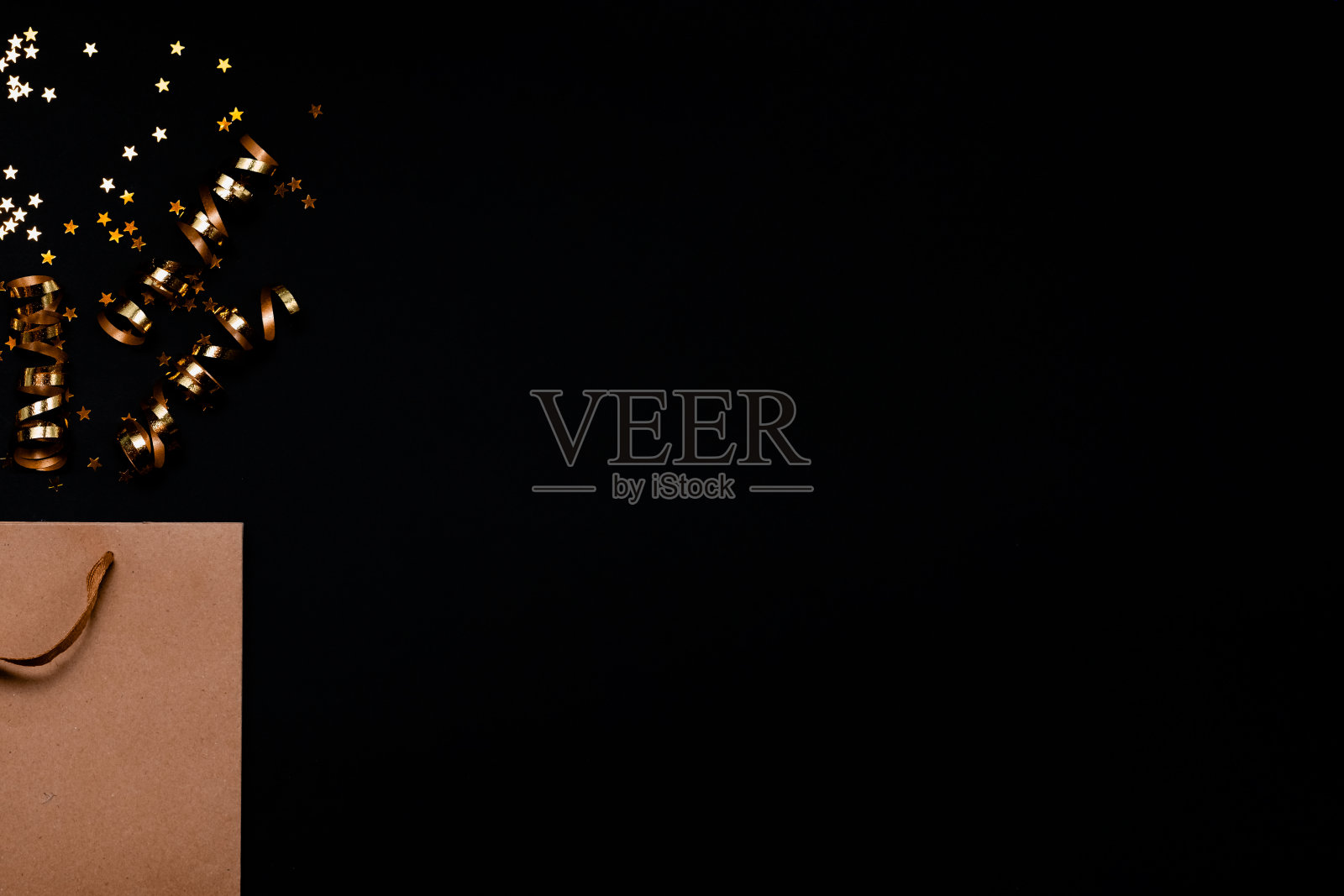 装着五彩纸屑,礼物和蝴蝶结的袋子。2021年新年和圣诞节的背景。假日、购物和销售概念照片摄影图片