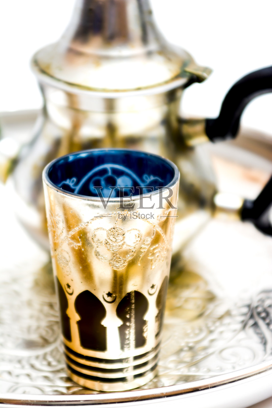 一组茶壶和玻璃杯的东方茶托盘上的白色背景照片摄影图片