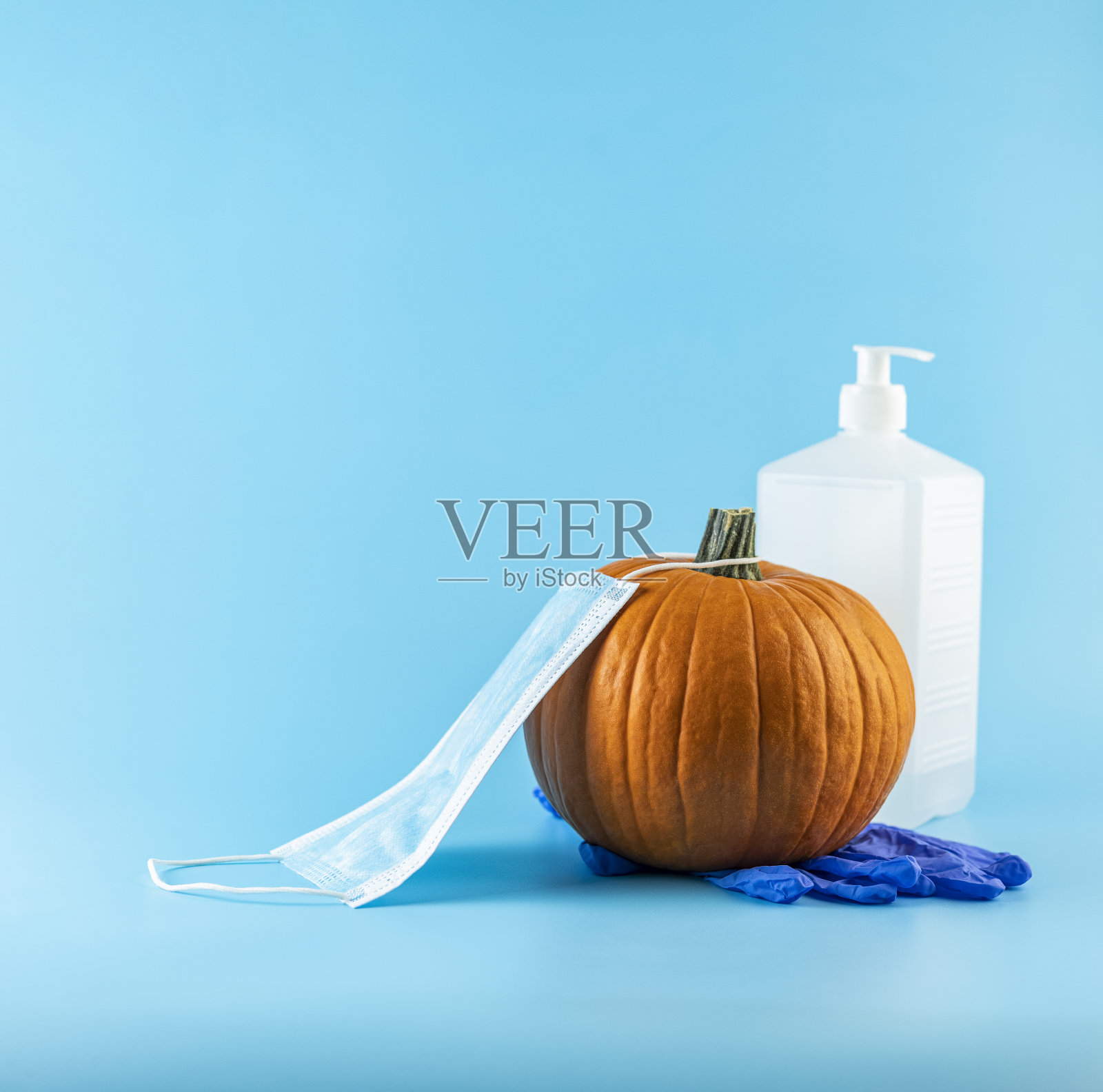 天然有机南瓜蔬菜与防护医疗口罩,消毒剂凝胶和蓝色手套。广场形象照片摄影图片