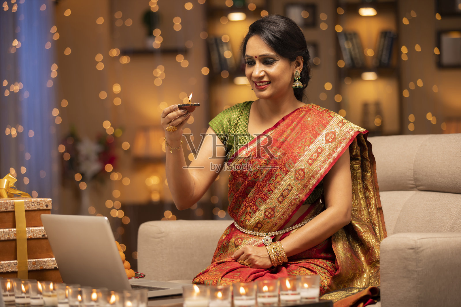 年轻女子庆祝排灯节-股票照片照片摄影图片