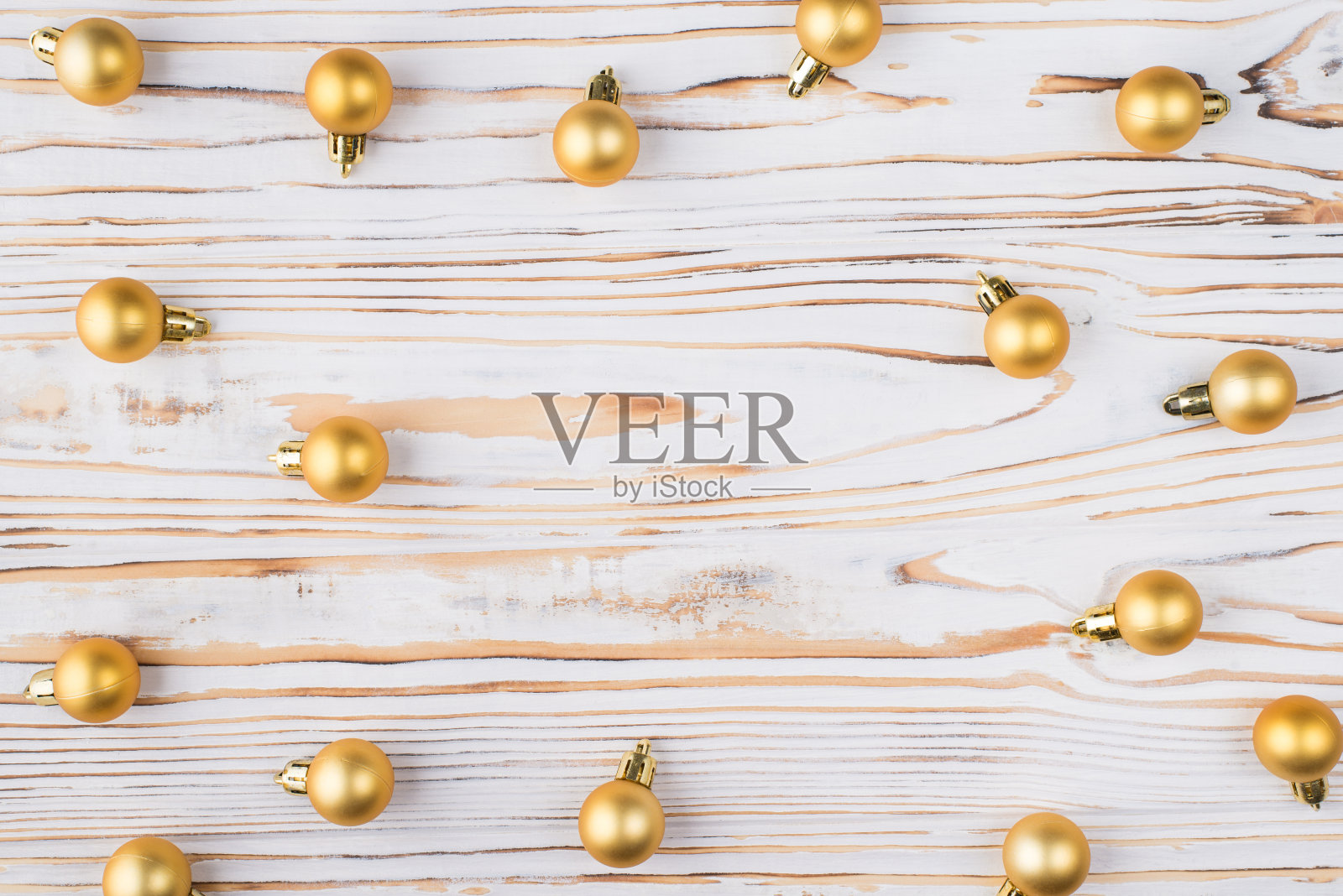 头顶上的特写照片许多堆成堆的金树圣诞球在木制的背景照片摄影图片