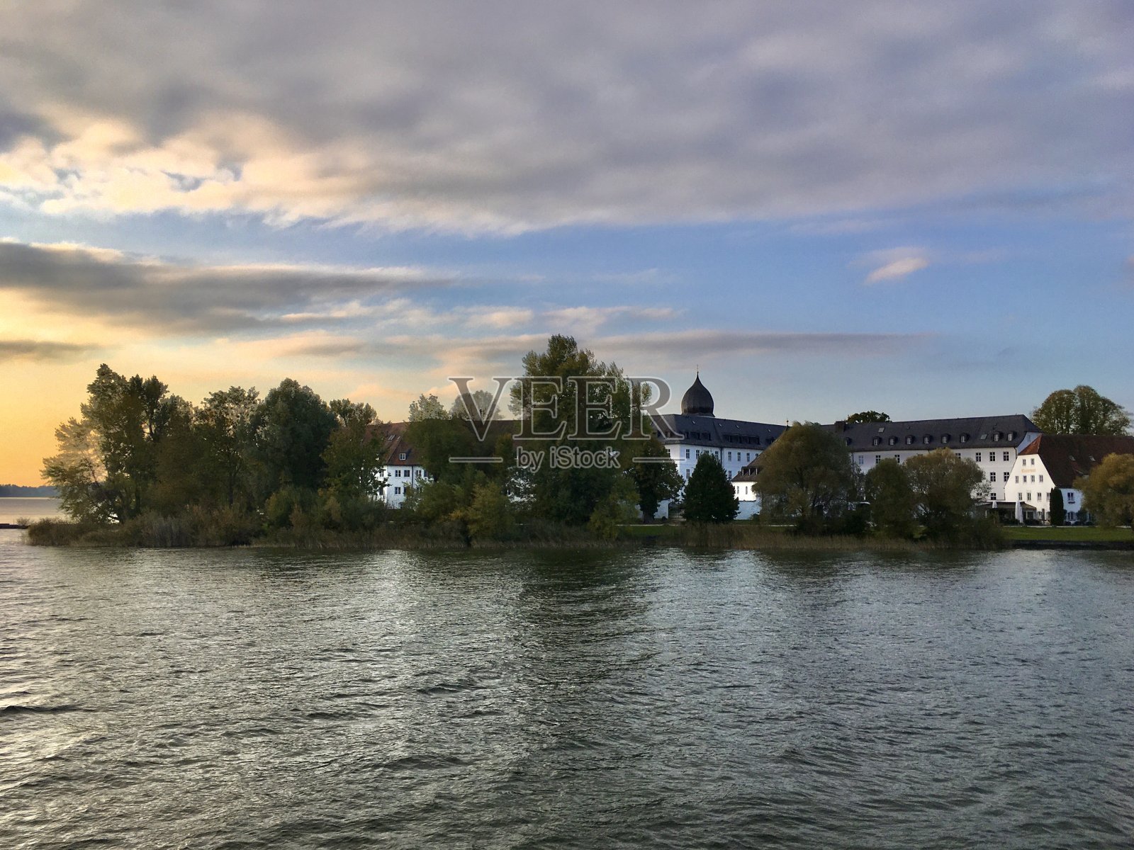 Frauenchiemsee岛(通常被称为Fraueninsel)是德国Chiemsee三个岛屿中的第二大岛屿。照片摄影图片