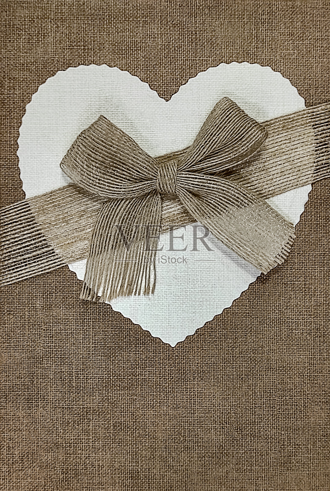 黄麻上的白色粗麻心形与丝带照片摄影图片