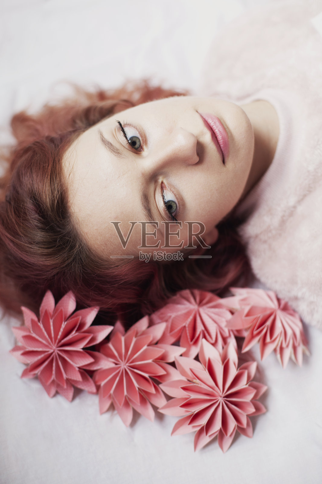 手拿手工花的小女孩照片摄影图片