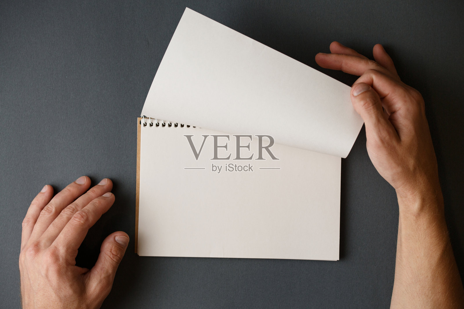 打开笔记本和男性的手。照片摄影图片