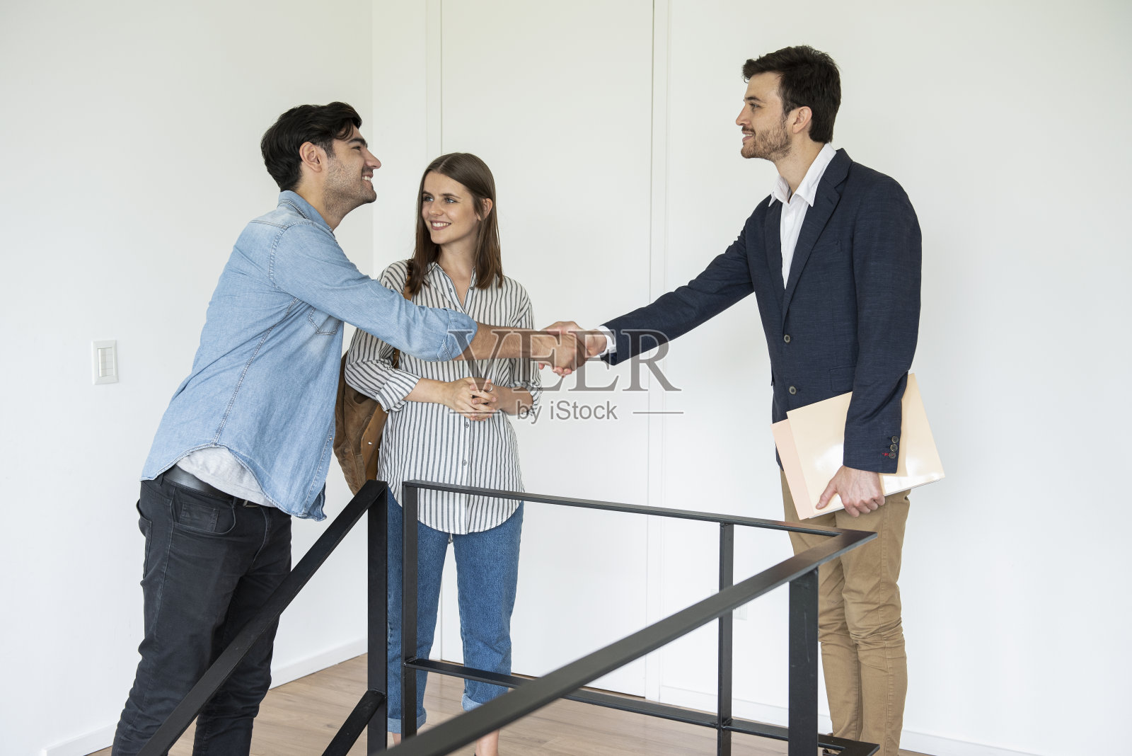 与房地产经纪人握手的夫妇照片摄影图片