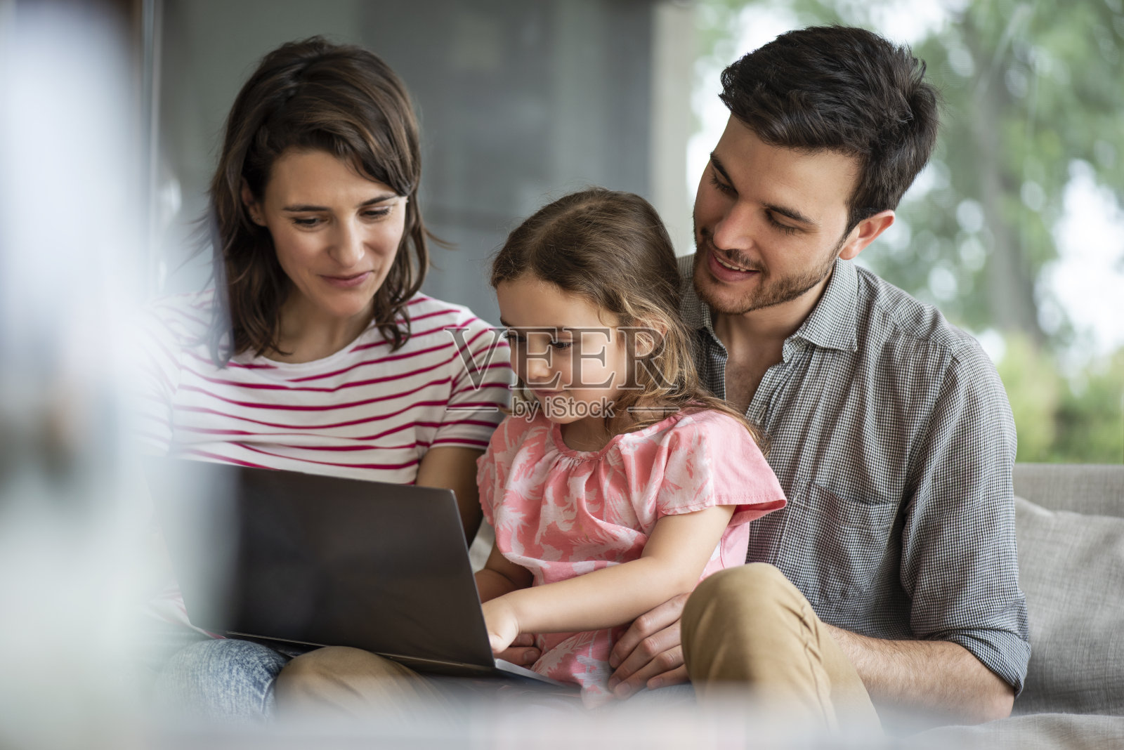 家庭在家里使用笔记本电脑照片摄影图片