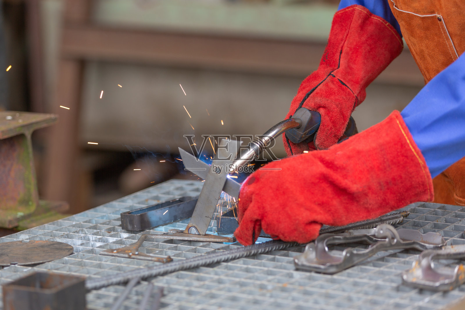 焊接活动细节——一名焊工是焊接钢构件照片摄影图片