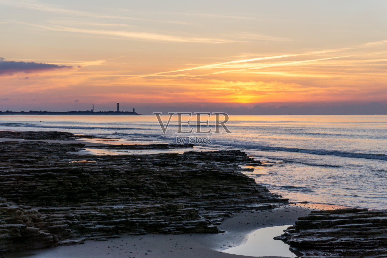 日落在法国大西洋海岸的Ile de和后面的Baleines灯塔照片摄影图片