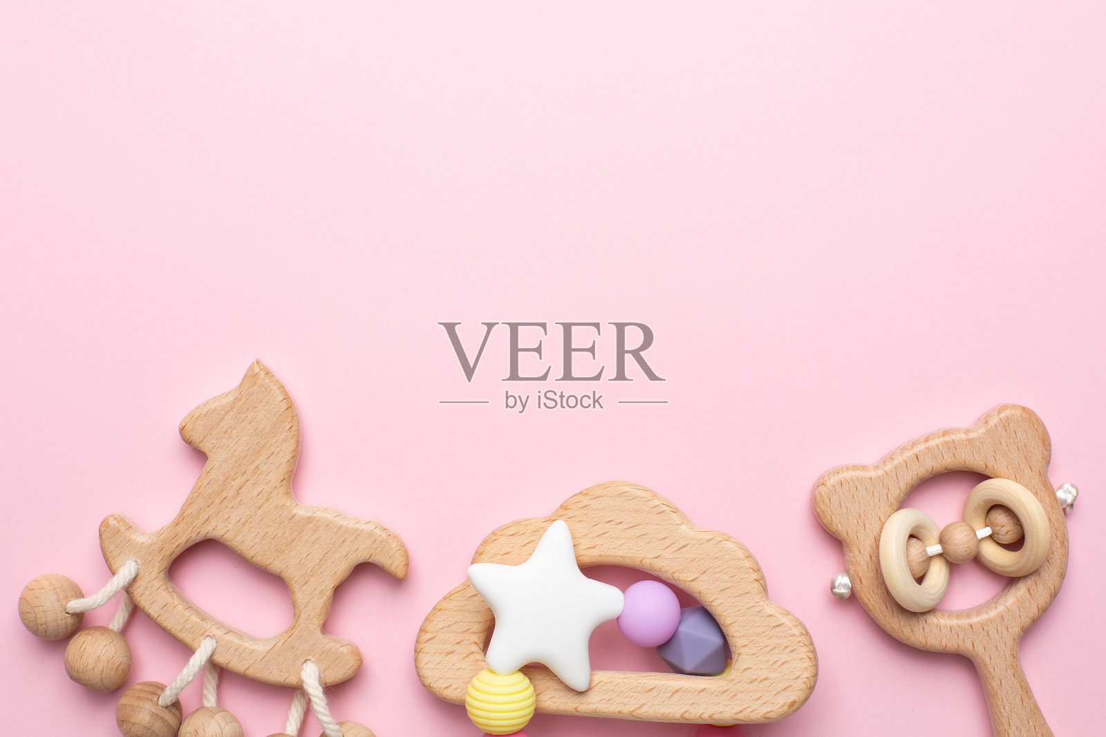 婴儿木拨号器和玩具在粉红色的背景孤立与复制空间照片摄影图片