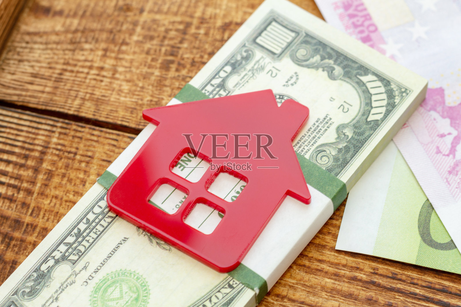 红家房子上的钞票背景欧元美元堆包房地产概念费用物业购买模型复制空间关闭背景选择焦点照片摄影图片