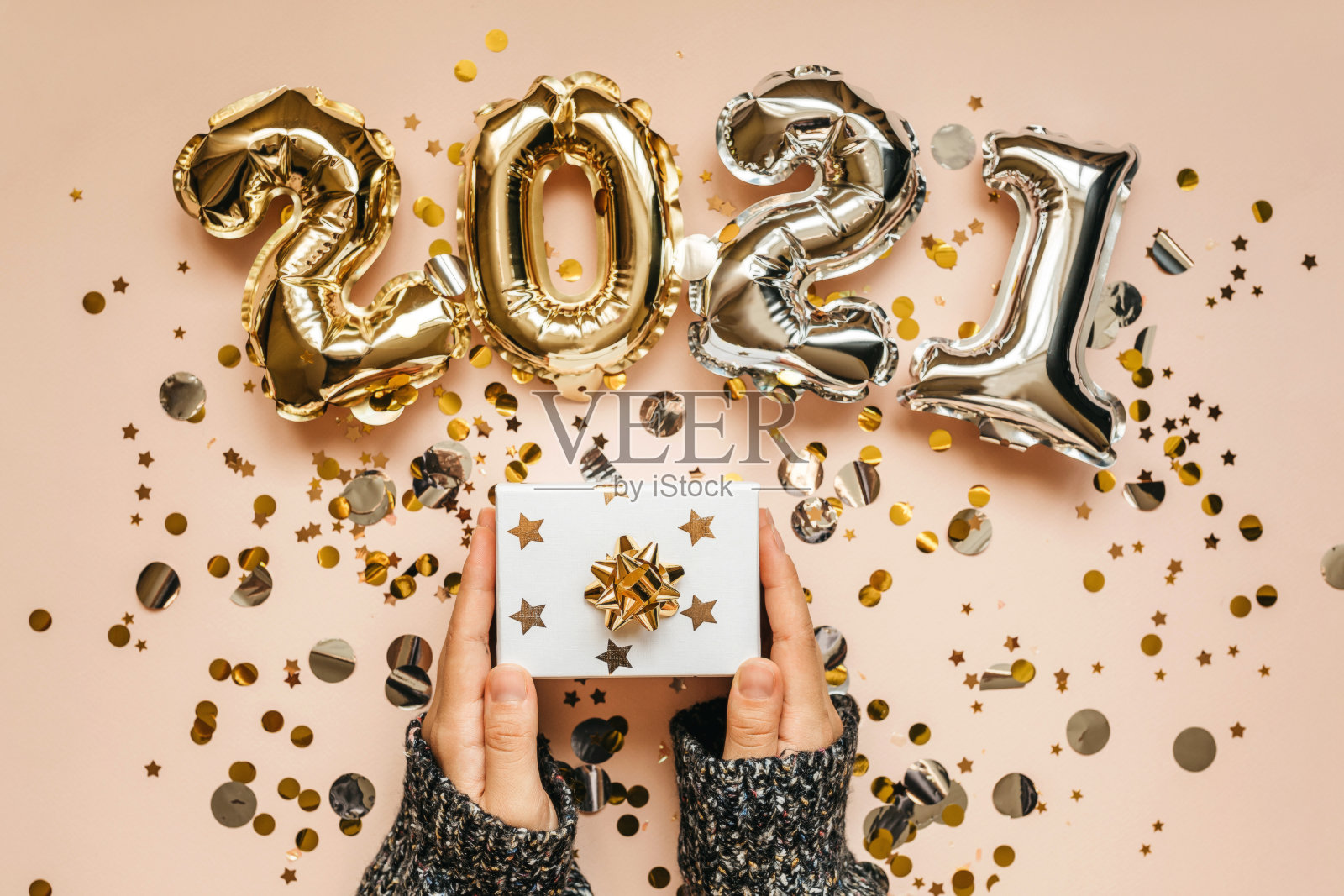 女孩拿着一个装着礼物的盒子照片摄影图片