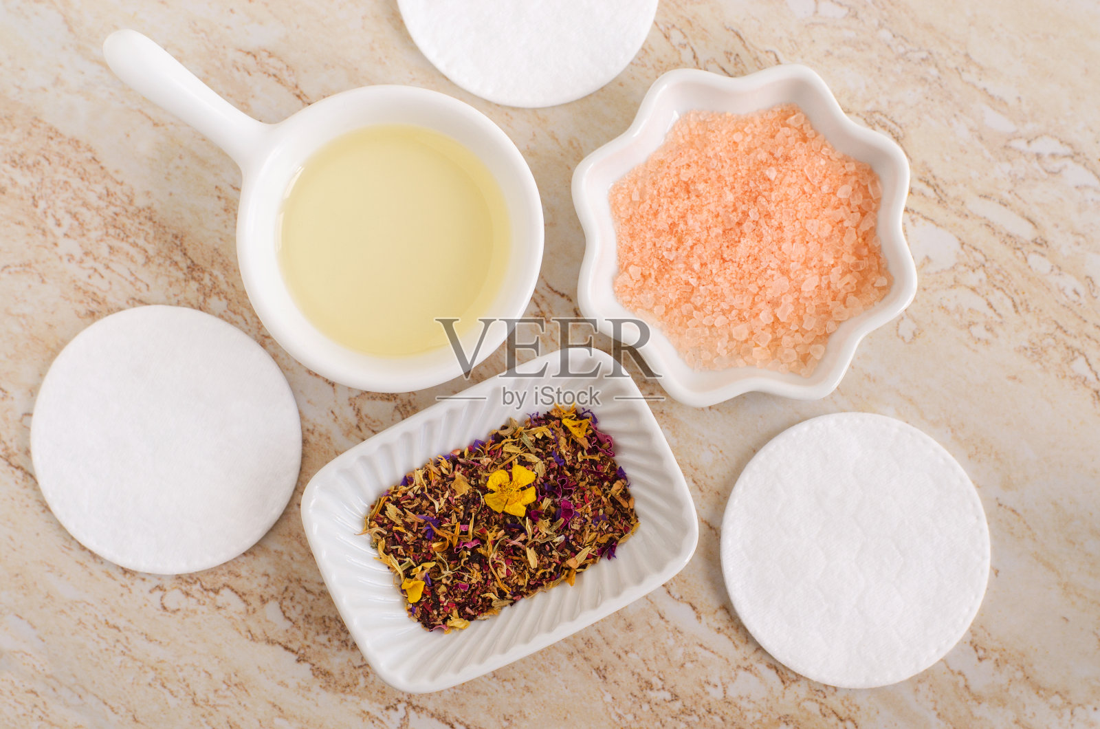 小白碗,里面有化妆(按摩,清洁)香油,浴盐(浸脚),棉垫,干药草和花。天然护肤护发,自制spa,美容护理。照片摄影图片