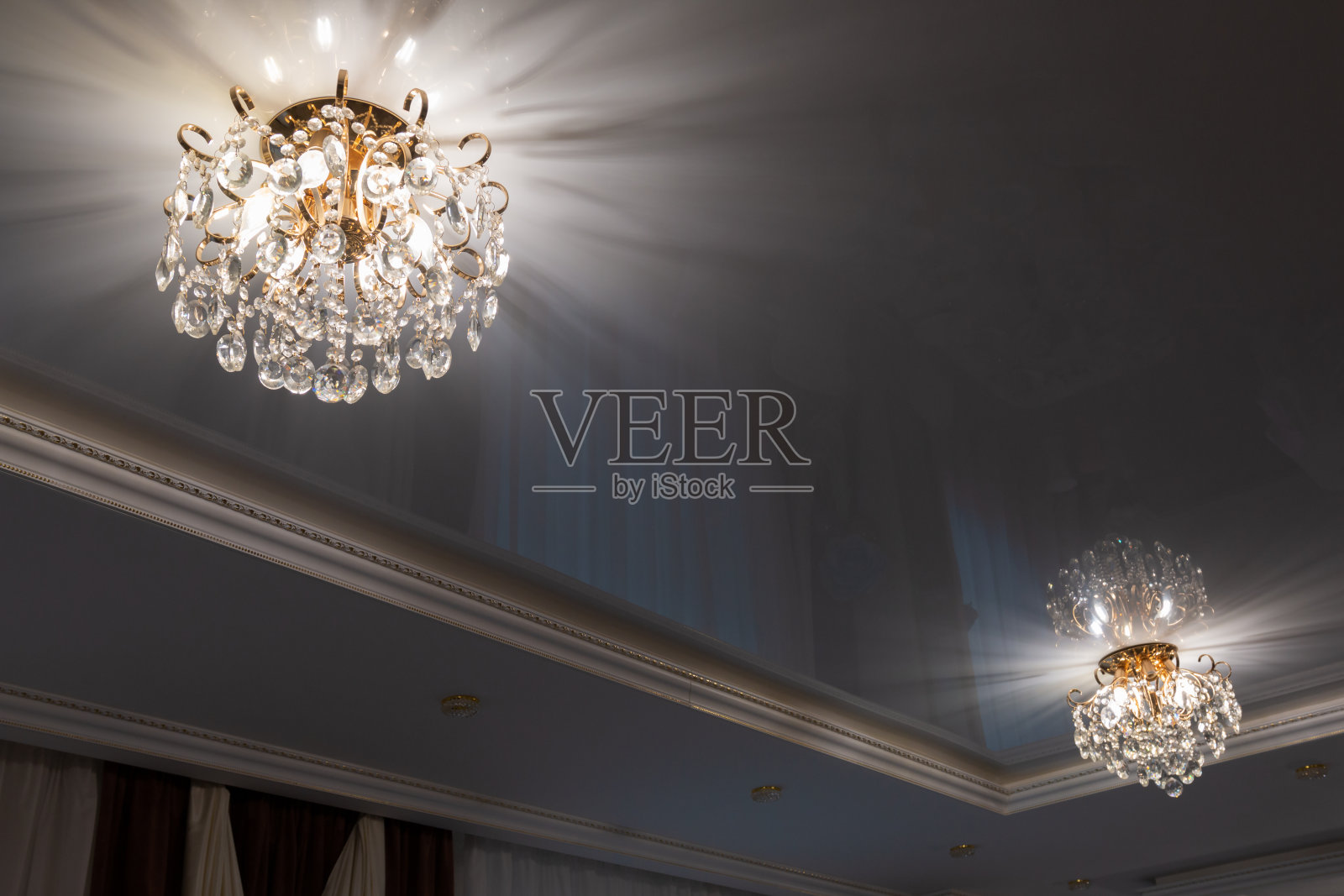 天花板上悬挂的水晶吊灯照片摄影图片