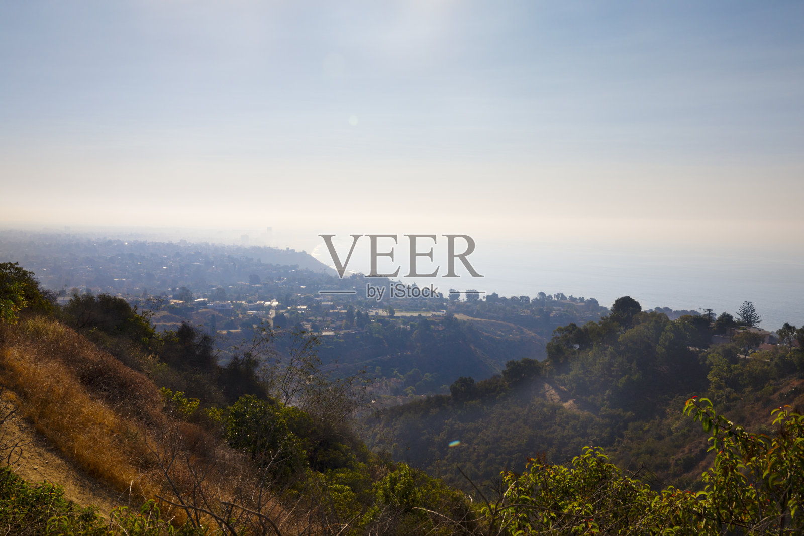 从圣莫尼卡山可以看到洛杉矶。在加州太平洋帕利塞德徒步旅行照片摄影图片