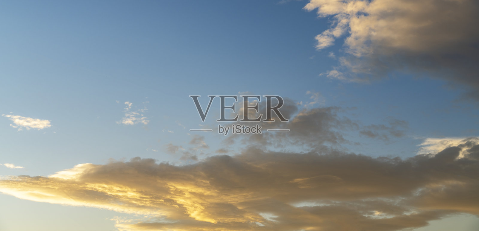 美丽多彩的明亮日落天空与橙色的云。自然的天空背景。照片摄影图片