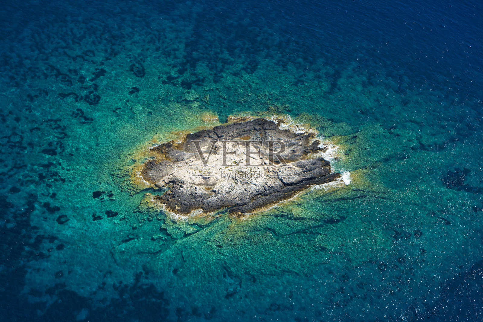 拉斯托沃岛鸟瞰图,亚得里亚海在克罗地亚照片摄影图片