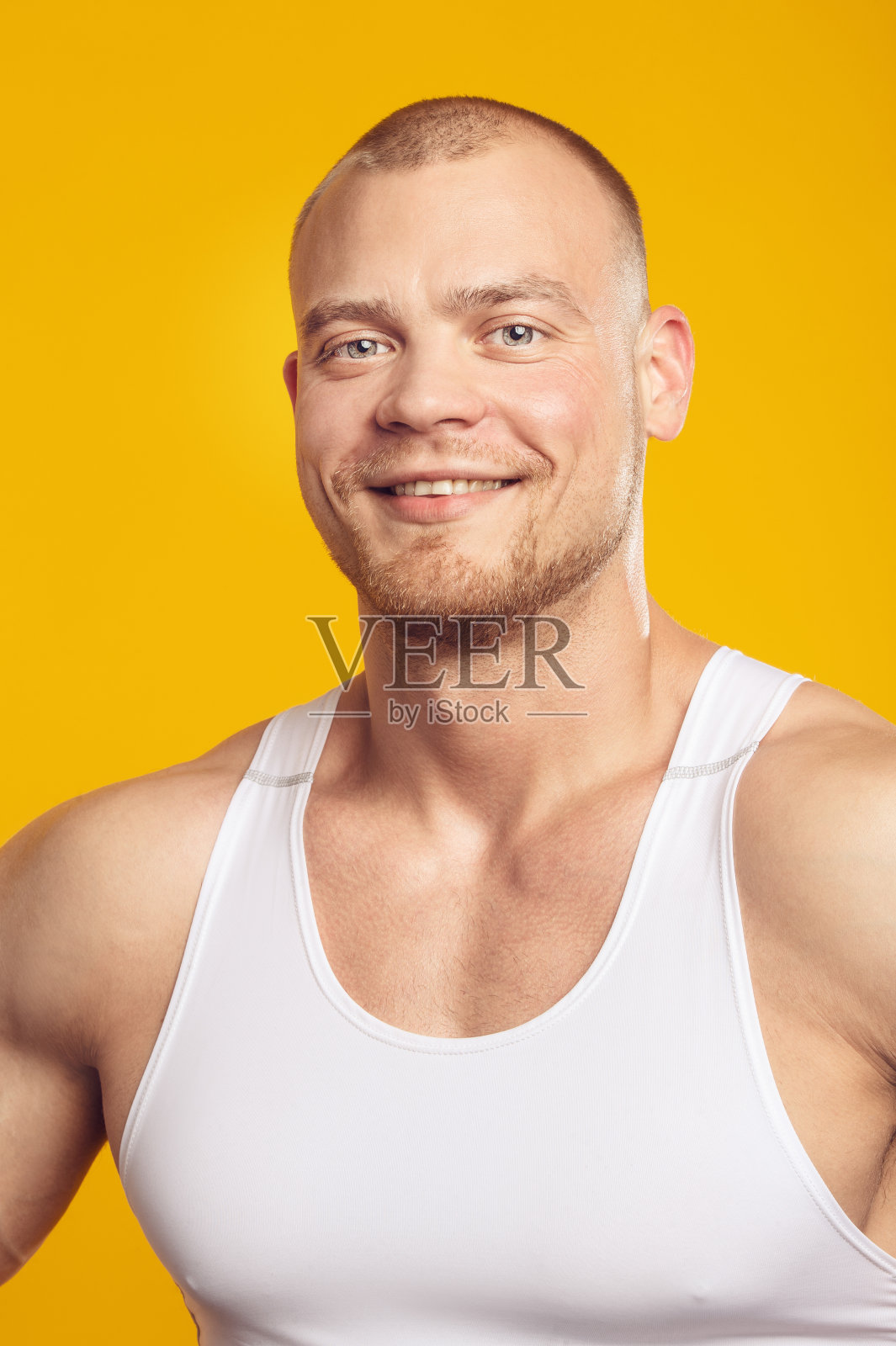 肌肉男穿白衬衫的特写肖像照片摄影图片