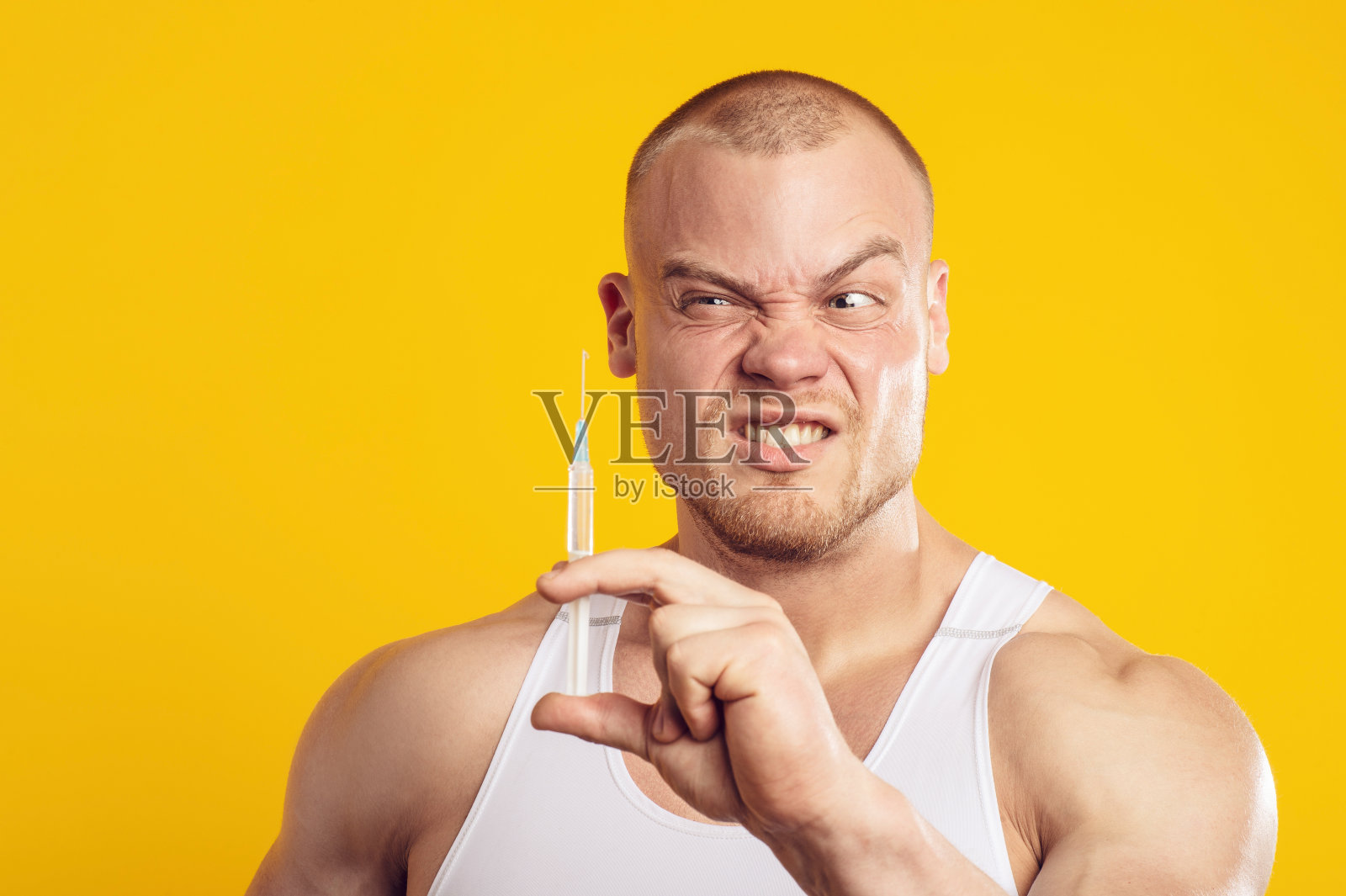 带着药片和注射器的男人的画室肖像照片摄影图片