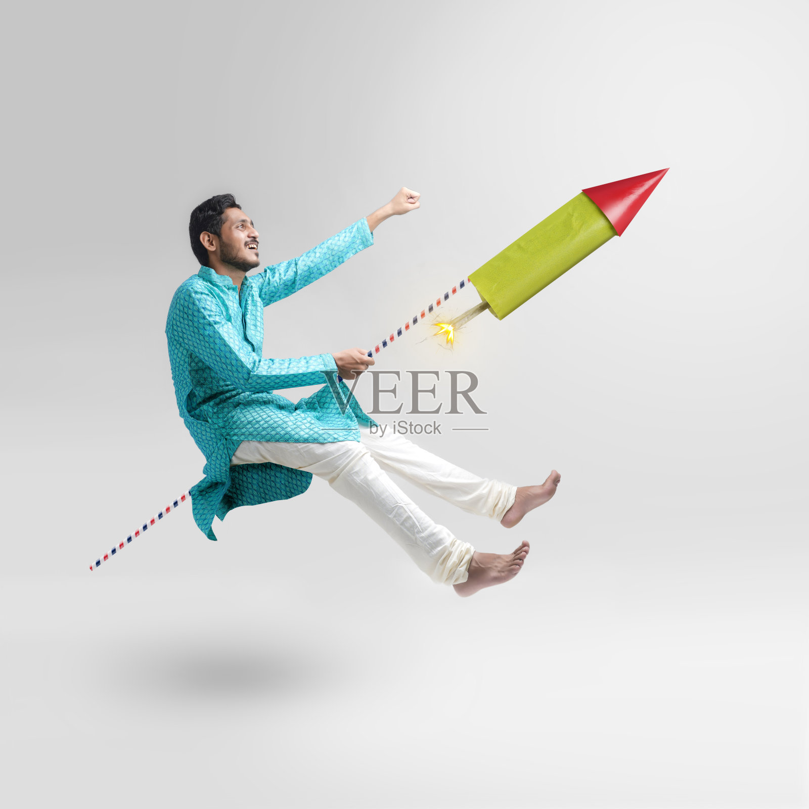 排灯节的概念,年轻的印度男子享受排灯节照片摄影图片