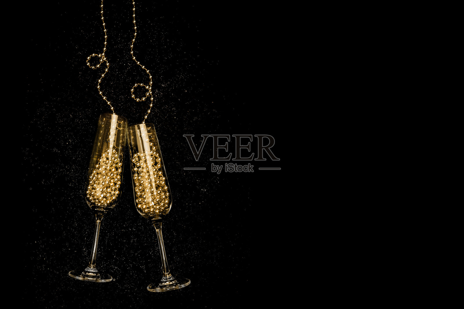黑色背景的香槟酒杯。庆祝圣诞节和新年照片摄影图片