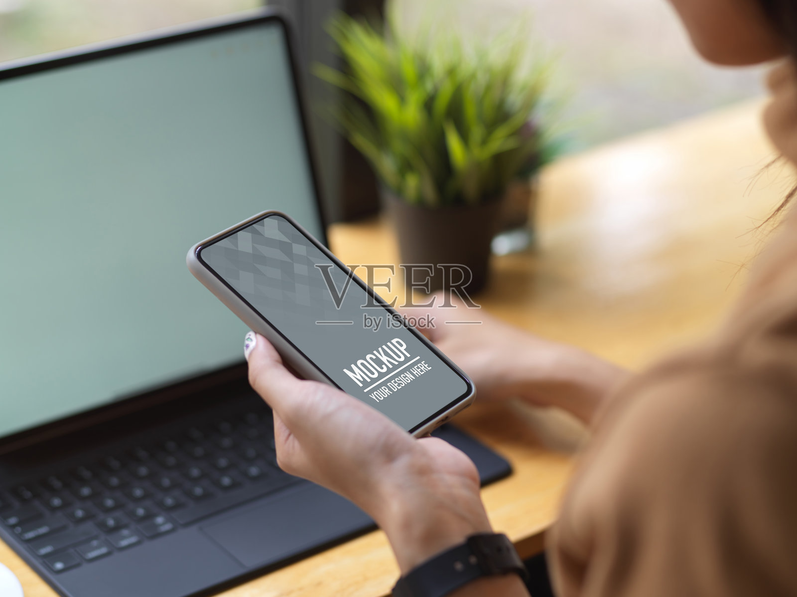 手持智能手机的女性可以在工作场所抄近路照片摄影图片