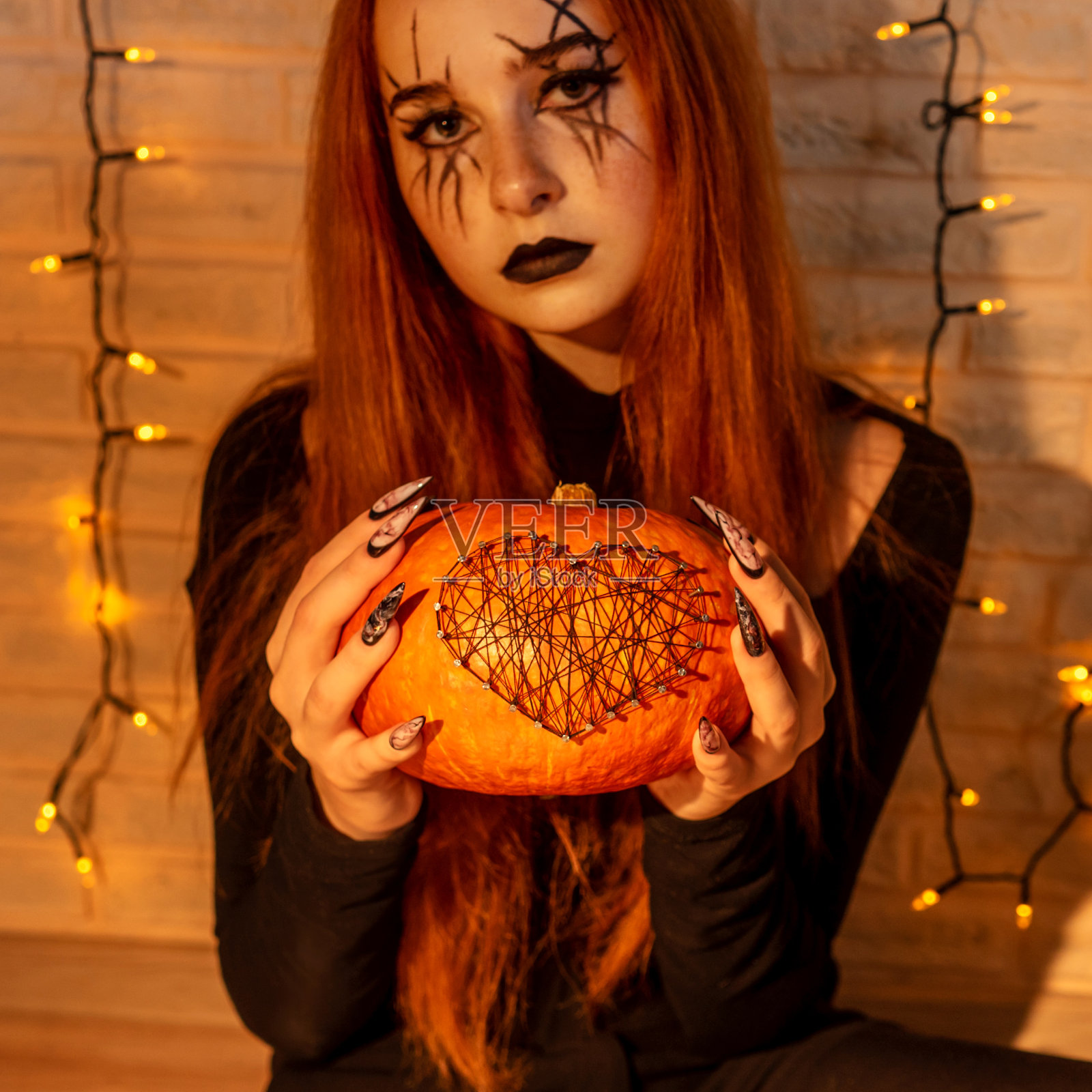 万圣节美甲艺术设计,女巫与南瓜。照片摄影图片