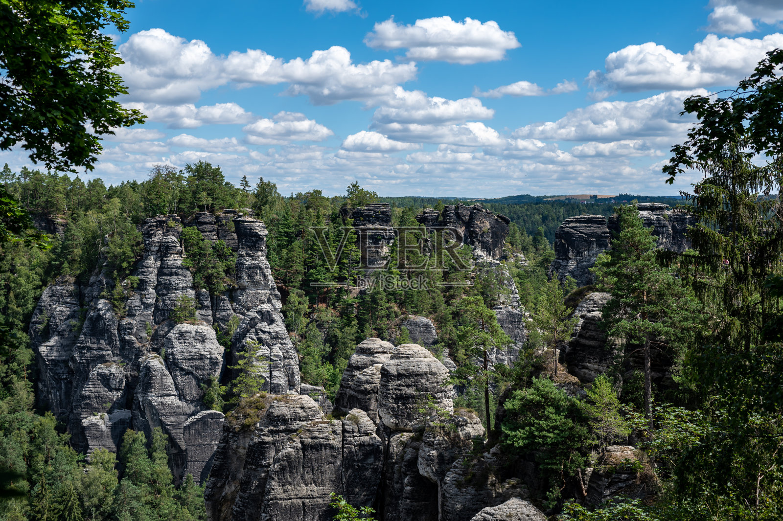 撒克逊瑞士-易北砂岩山在夏天照片摄影图片