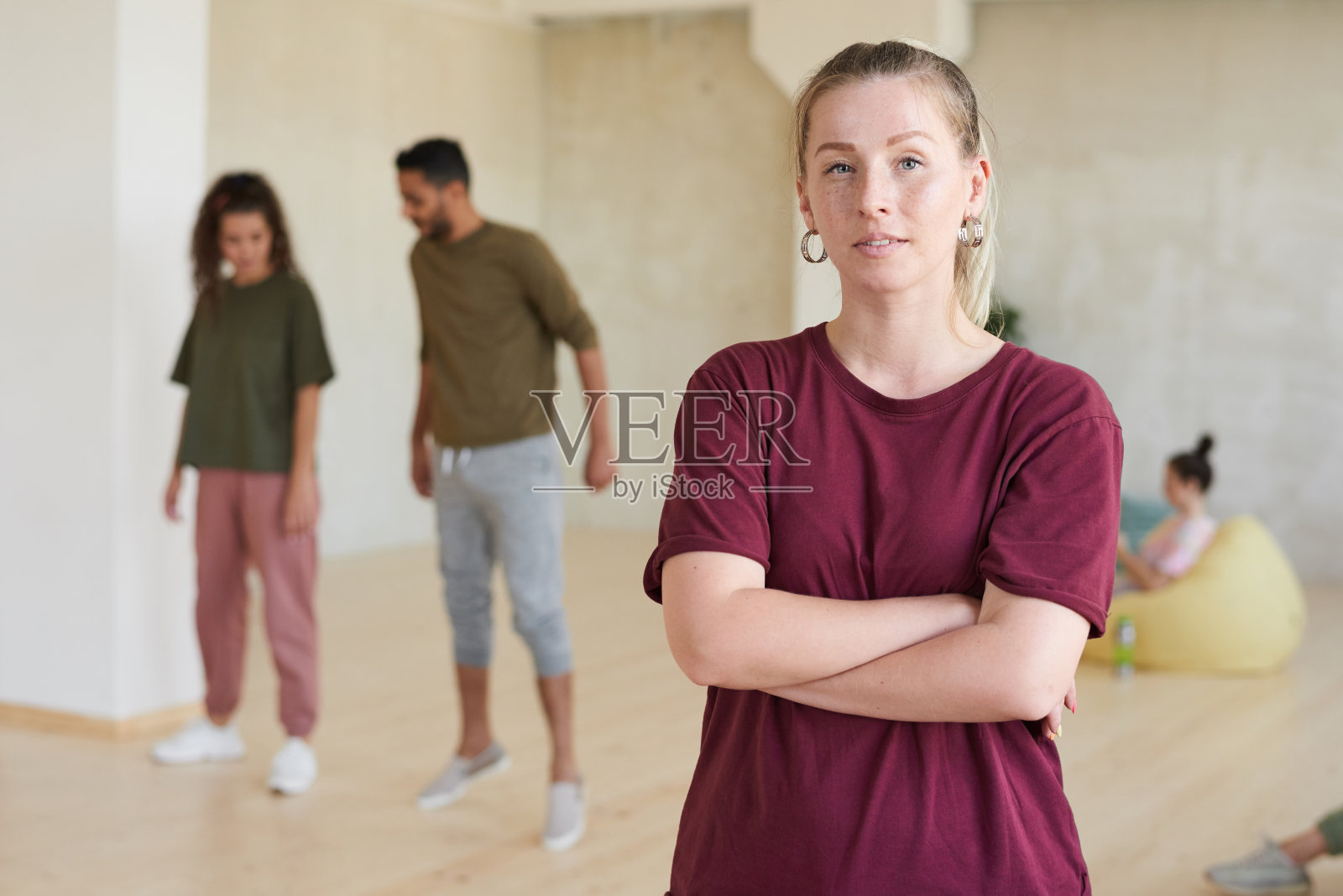 舞蹈工作室里的教练照片摄影图片