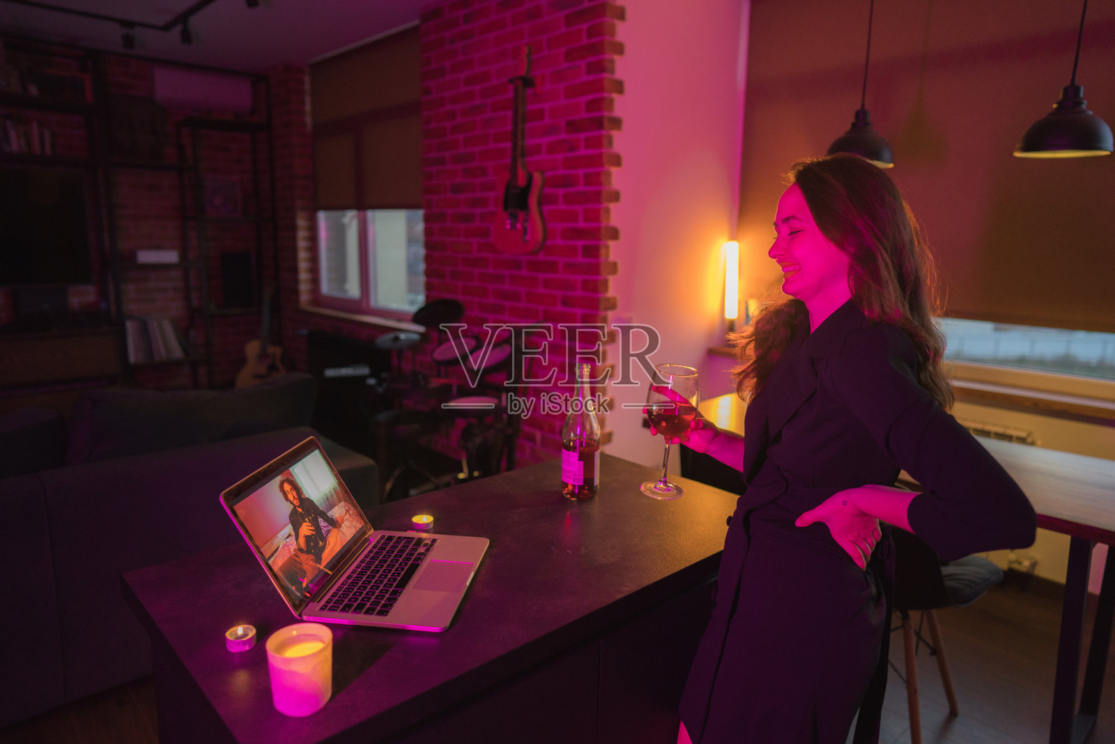 通过视频电话在线约会照片摄影图片