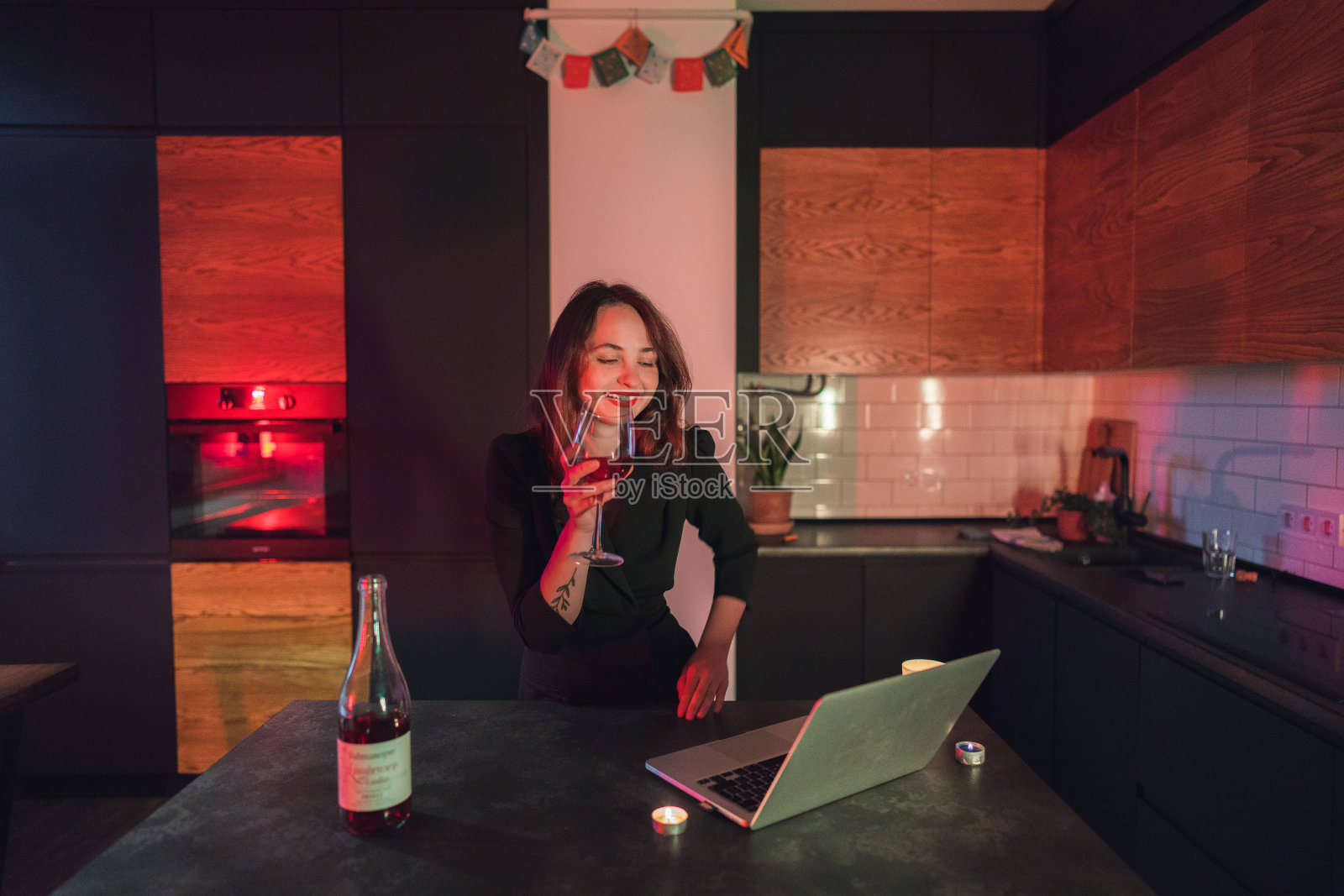 通过视频电话在线约会照片摄影图片