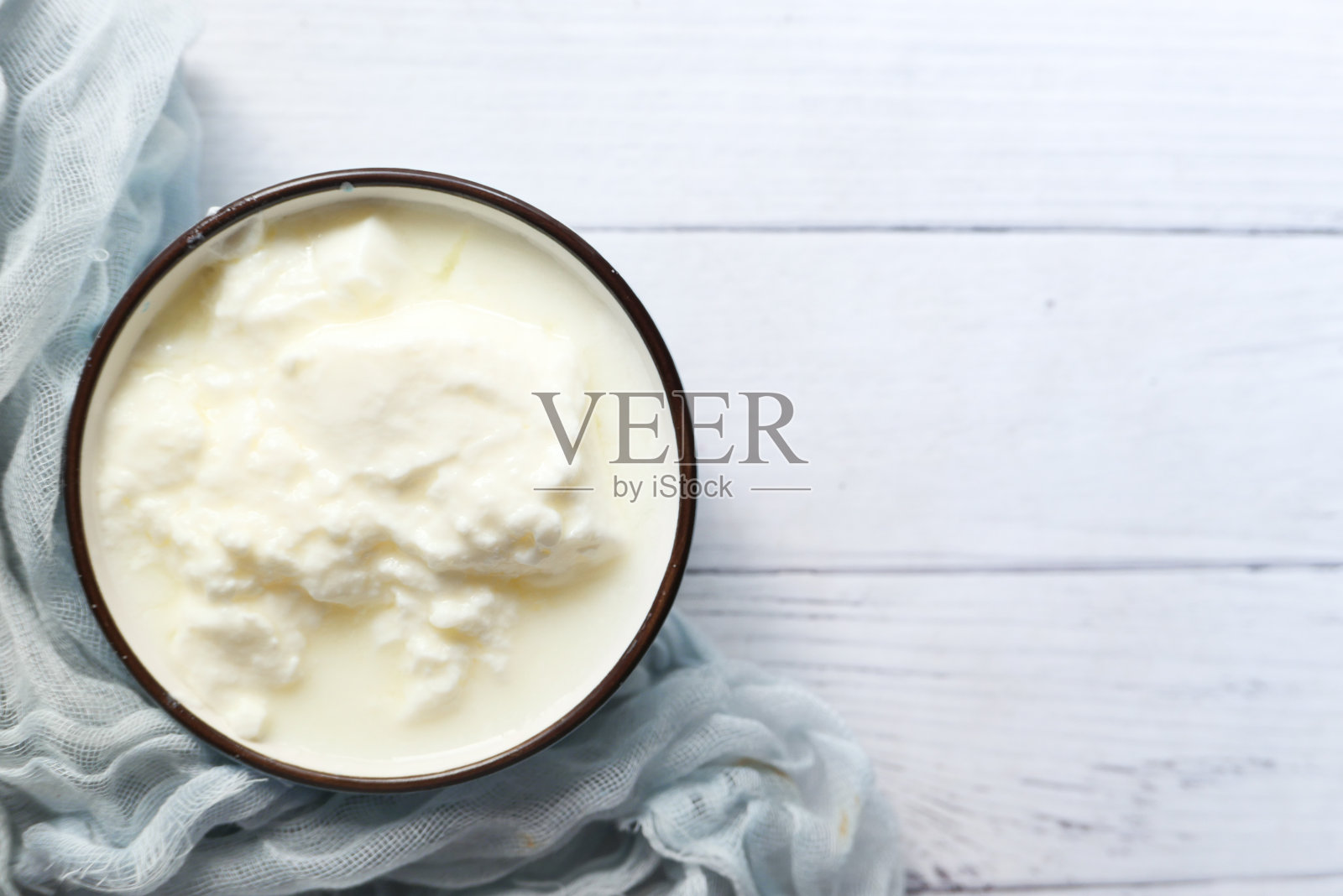 特写新鲜酸奶在一个碗在木制的背景照片摄影图片